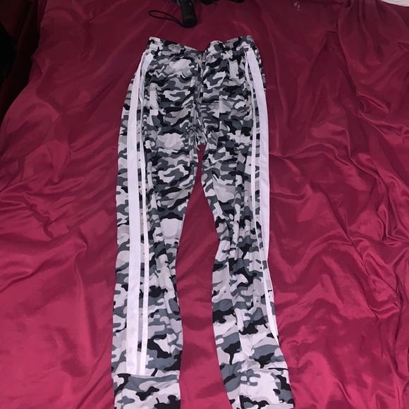 Never worn . - Picture 3 of 3